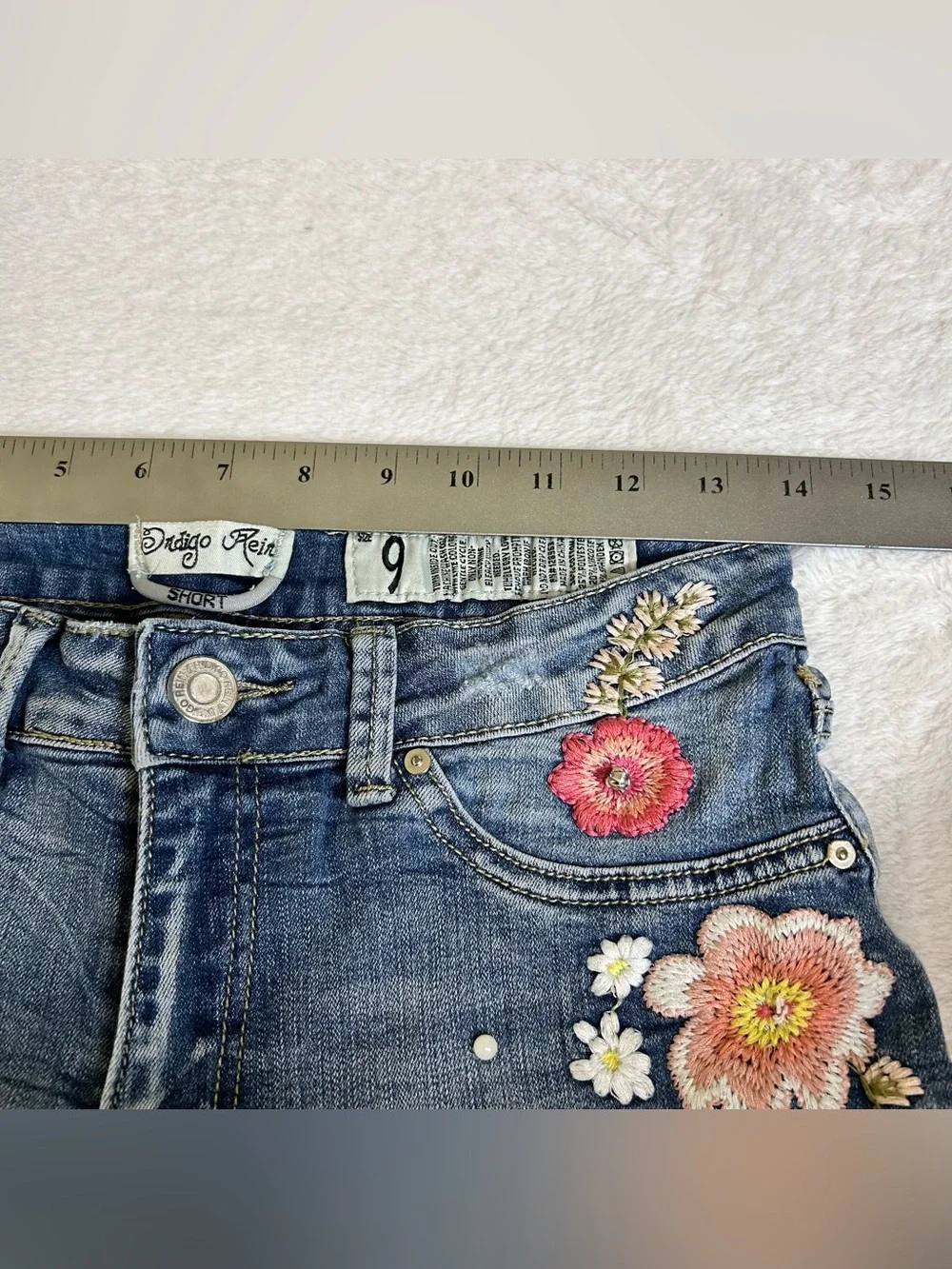 Indigo Rein Women's Shorts Size 9 Blue Denim Embroidered Floral Raw Hem